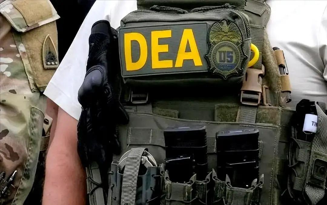 快讯！快讯！25年缉毒老警察，摘下警徽的当天，竟成了墨西哥贩毒集团的军师。不是