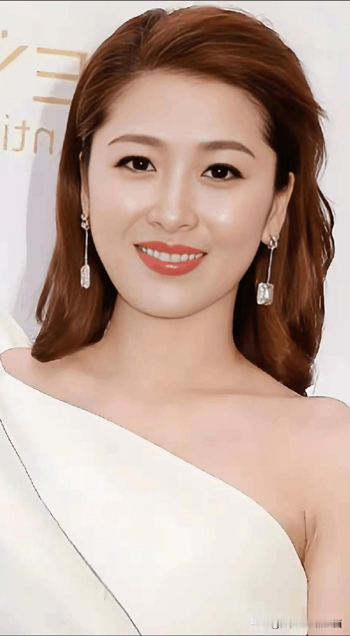 其实她很漂亮，高挺的鼻梁配着深邃眼眸，眉眼间自带风情，演技又好，形象气质俱佳的人