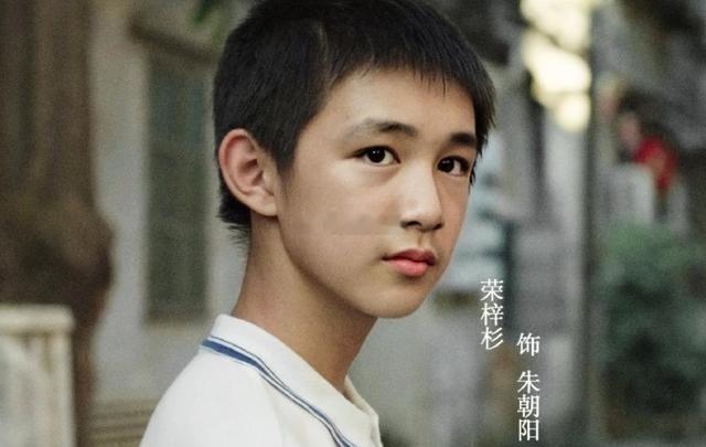 新人演员李禹熹发长文称与19岁荣梓杉已恋爱一年多，控诉对方出轨打人。报警后荣梓杉