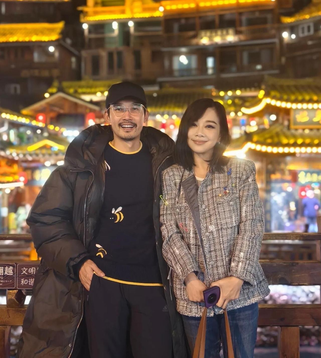 这才是娱乐圈中最干净、最恩爱的一对夫妻。丈夫张铎演技好，人品又好，妻子陈松伶，不