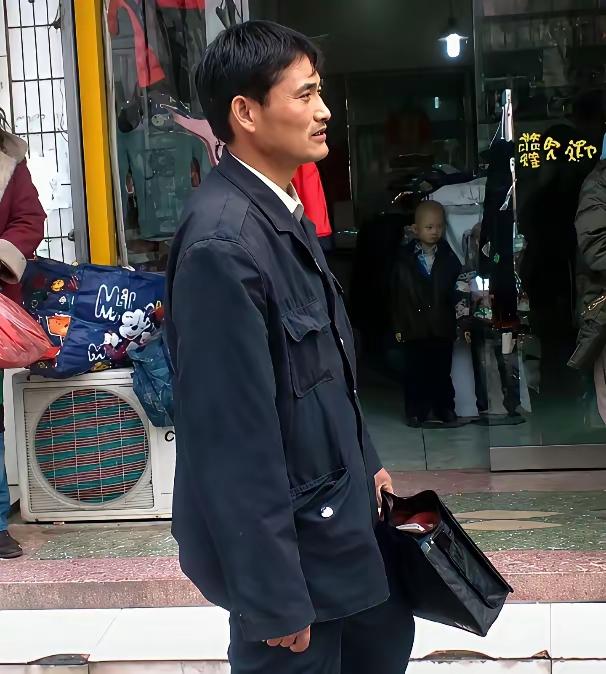 朱之文先生作为朱家村的现金流之王，现在走出去还是挺有派头的。他的身高应该有180
