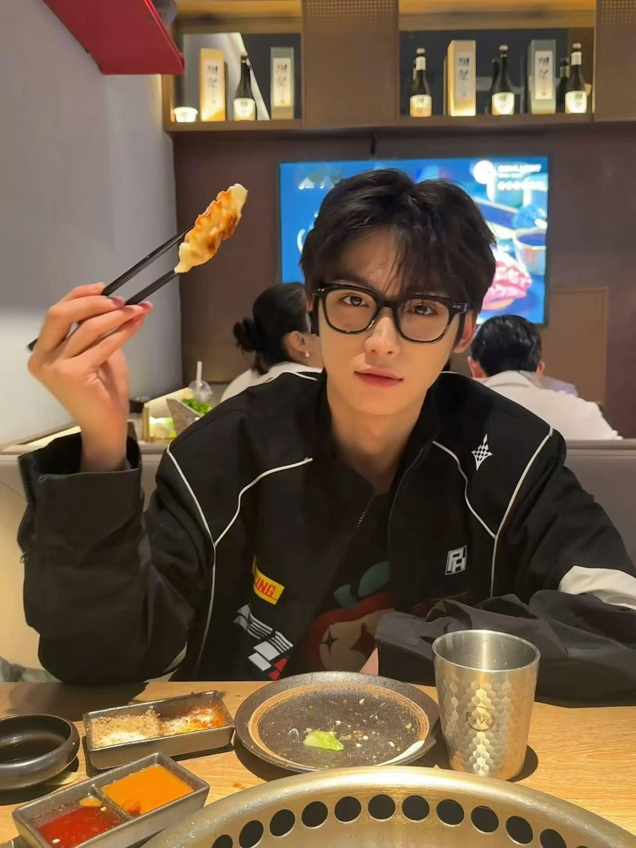 梓渝饭张力嚼嚼嚼～又到饭点了，来看看我们吃饭超有食欲的梓渝吧，一款很有饭张力的