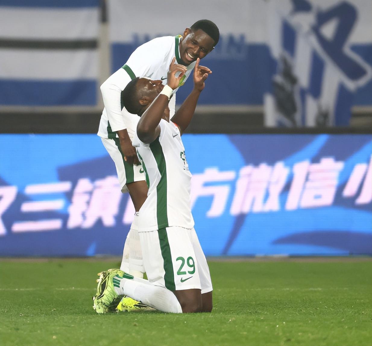 “我刚哥永远是我刚哥。”北京国安队的法比奥当着记者的面，对队友王刚大加赞美，情