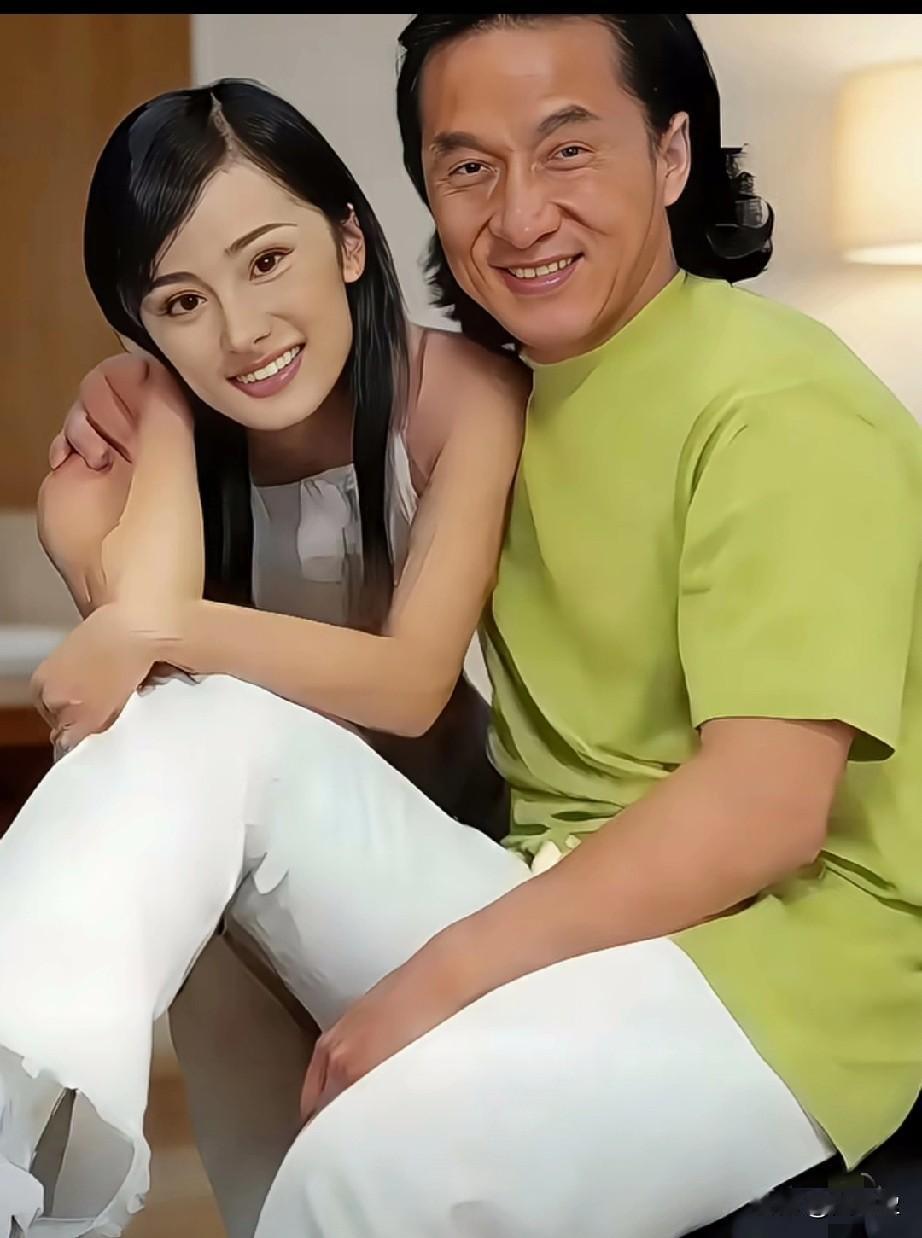 2003年成龙给17岁杨幂分5万片酬，一句“是块演戏的料”成她的光。她从童星到