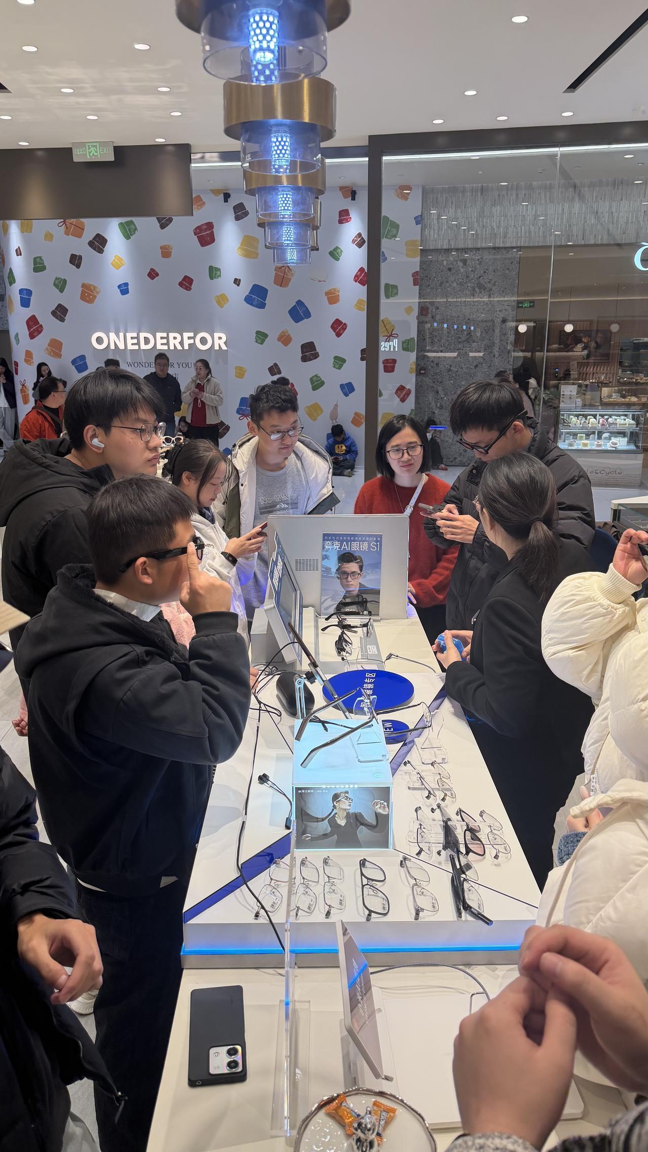 这两天，有这么几件事值得关注，把它们连起来就映射了中国科技未来几年的走向。[灵光