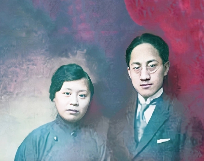 1905年，年仅五岁的张幼仪被母亲按在床上裹脚。听着妹妹撕心裂肺地哭喊声，哥哥张