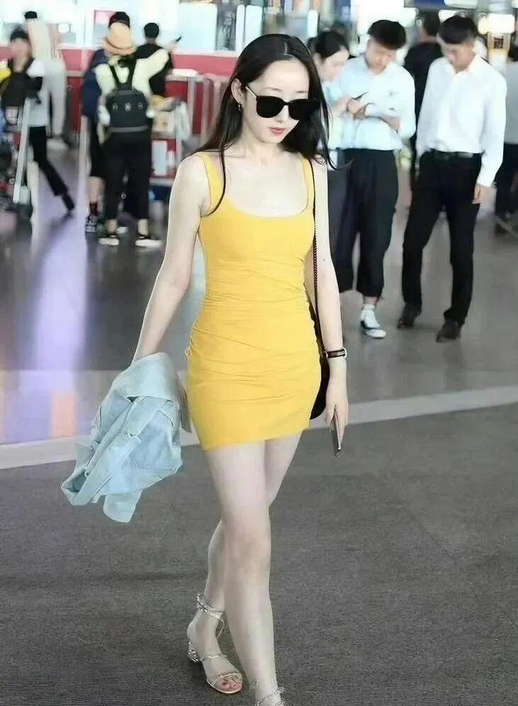 夏天想要回头率，亮色连衣裙可以安排！蒋梦婕黄色修身吊带短裙，紧身款式勾勒线条，
