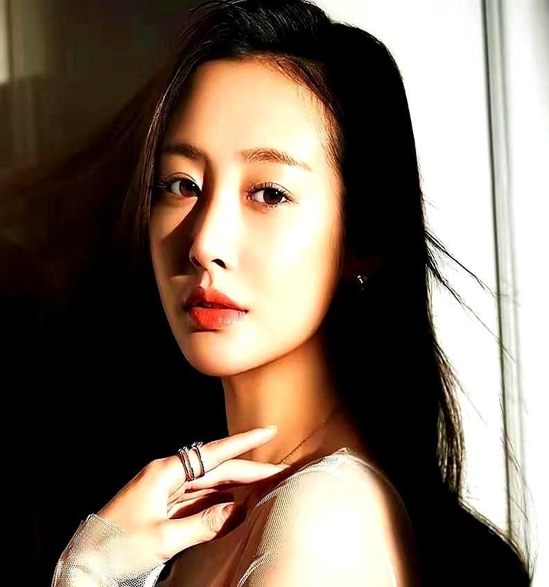 女配把主角的风头全抢了，这剧有点东西。《大生意人》里李纯演的苏紫轩，一个特邀