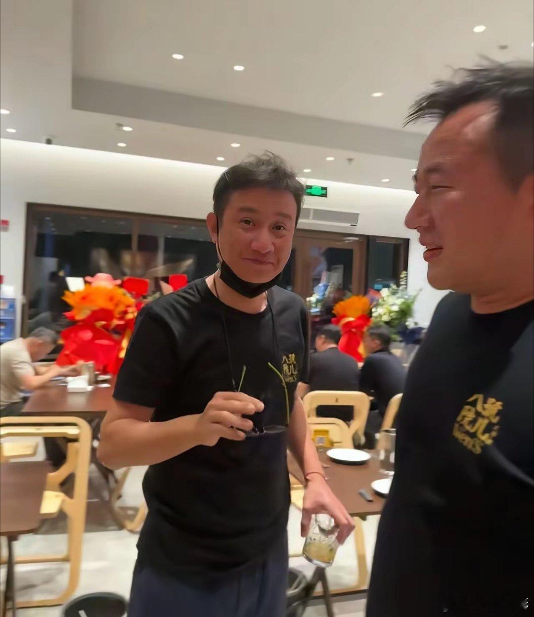 文章开饭店了，还把饭店开在了马伊琍的老家上海，叫“八號院儿”，非常有老陕味道的一