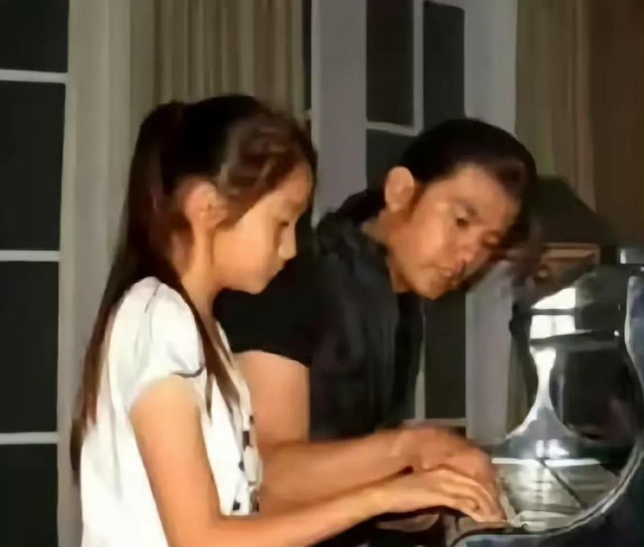 关晓彤有多牛？从小的钢琴私教竟然是周杰伦，演绎世家，从小就认识张艺谋！