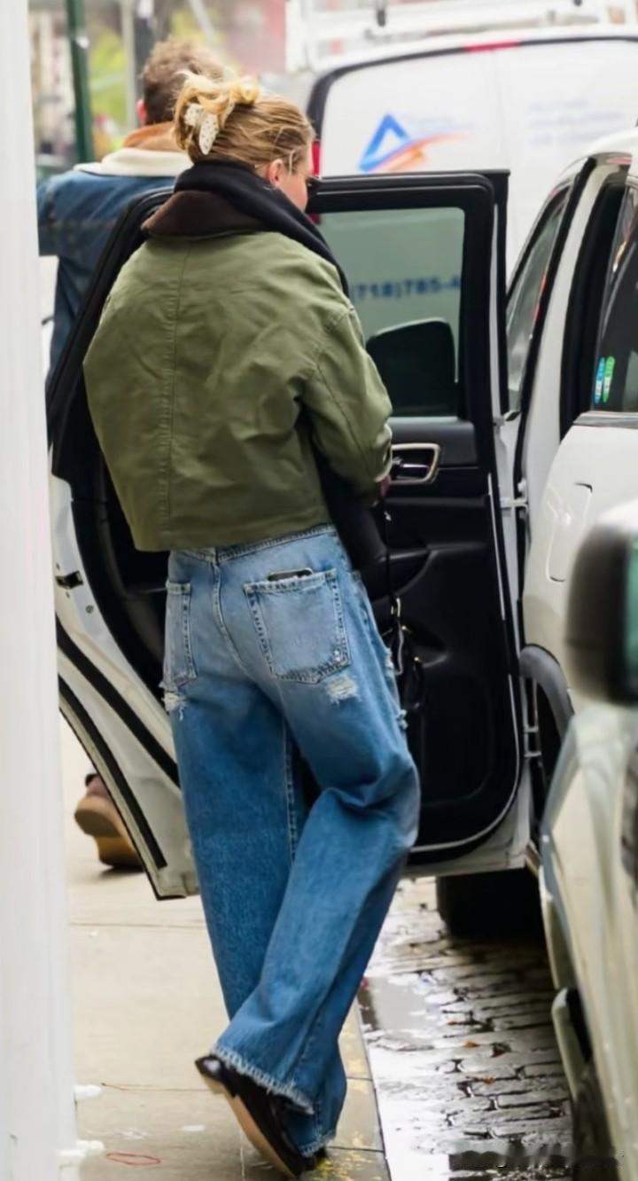 号称全世界最养眼的情侣。库博和吉吉，两个人已经相爱了一段时间，看来感情比较稳定