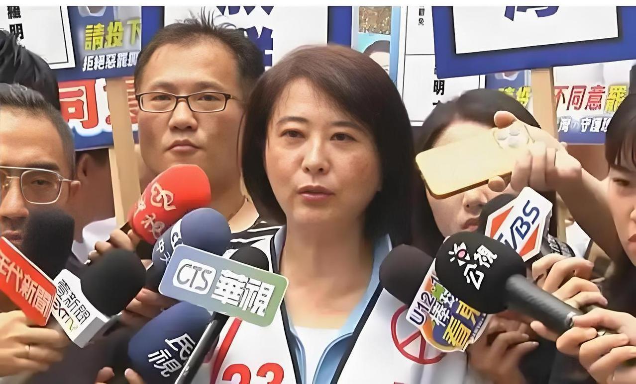 有蓝营媒体报道黄复兴全面出动，电话施压立委明天支持党版，王鸿薇全说了！牛鬼蛇神全