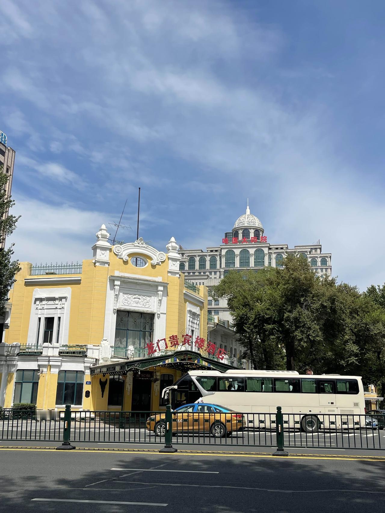 哈尔滨篇二清末时期，沙俄修建中东铁路，遗留下了一些俄式风格的建筑。图三，被称