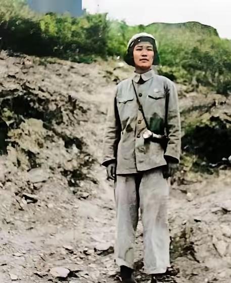 她是海鸥将军戴安澜将军唯一的女儿戴藩篱，受父亲的影响，年仅15岁的戴藩篱就报名参