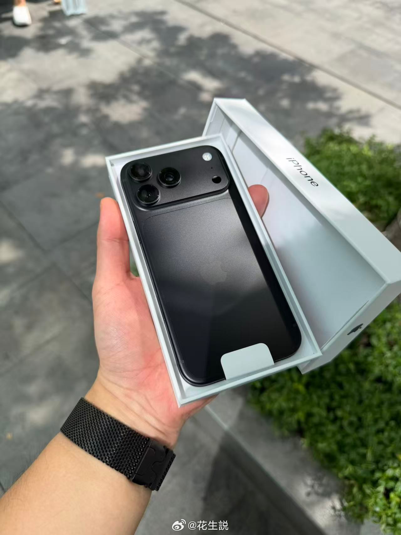 我把黑色18ProMax换成银色了黑色得是裸机擦干净才真帅可这么软的铝合金我不
