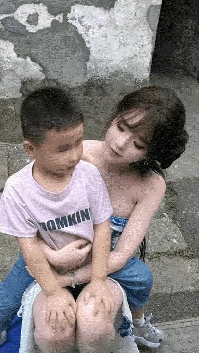 小姐姐，你脸上是抹了多少粉？[笑着哭]