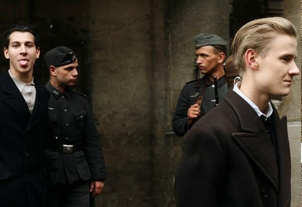1942年法国共产主义抵抗战士被德国士兵押往法国执行死刑的彩色修复照片，其中一