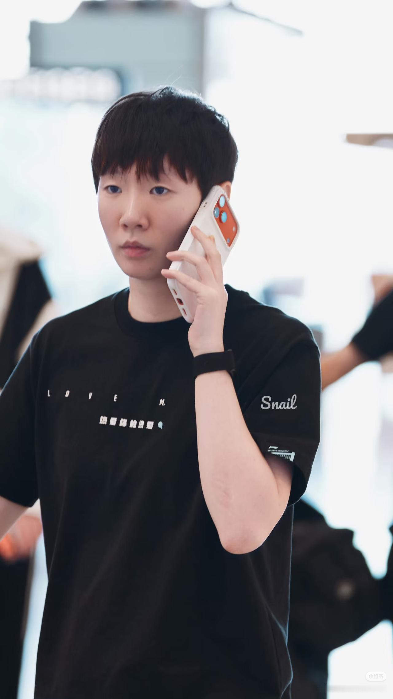 又看到“酷姐”风格的王曼昱了！跟随国乒团队一起出征伦敦团体世乒赛的曼昱，在机场