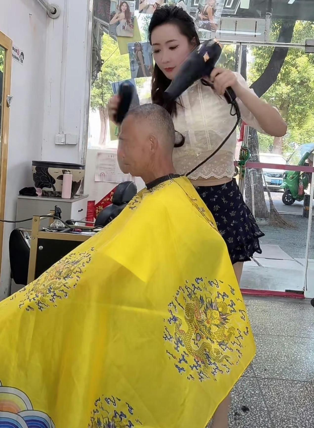 大爷这个月都来三次了，这发廊是有什么魔力吗？