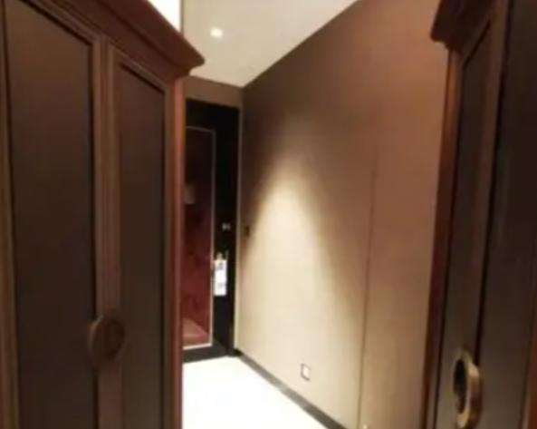 南京，男子带着朋友入住豪华酒店，一晚房费1700元，二人进入房间后，随后一男