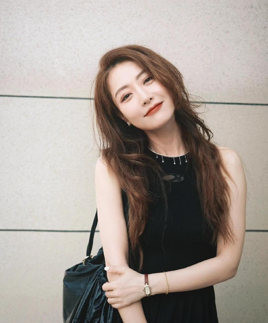 胡歌当年片场不敢看她眼睛，私下却对朋友感叹：“她怎么跟没见过世面一样，那么单纯。