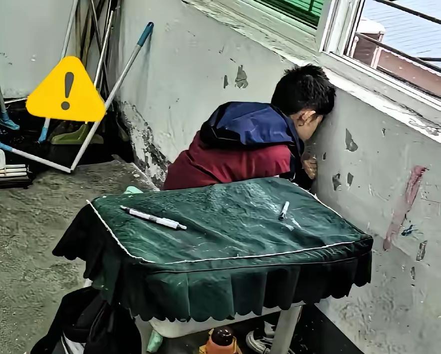 这事儿有点离谱。武汉一个小学班级，53个学生只剩6个在教室上课。家长不敢送孩