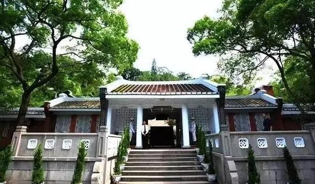 两蒋灵柩现状：台湾不想要，亲人懒得管，“台独”分子泼油漆泄愤。蒋介石迁至台湾的时