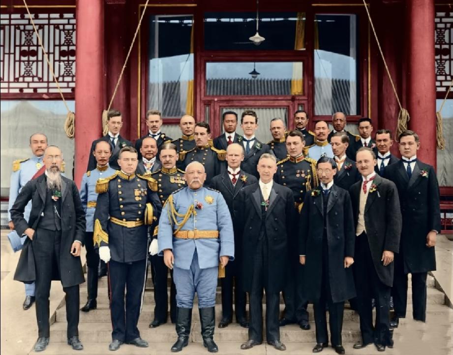 蒋介石和袁世凯同是行伍出身，卫生习惯确是天差地别。袁世凯除了每年过年时洗一次澡