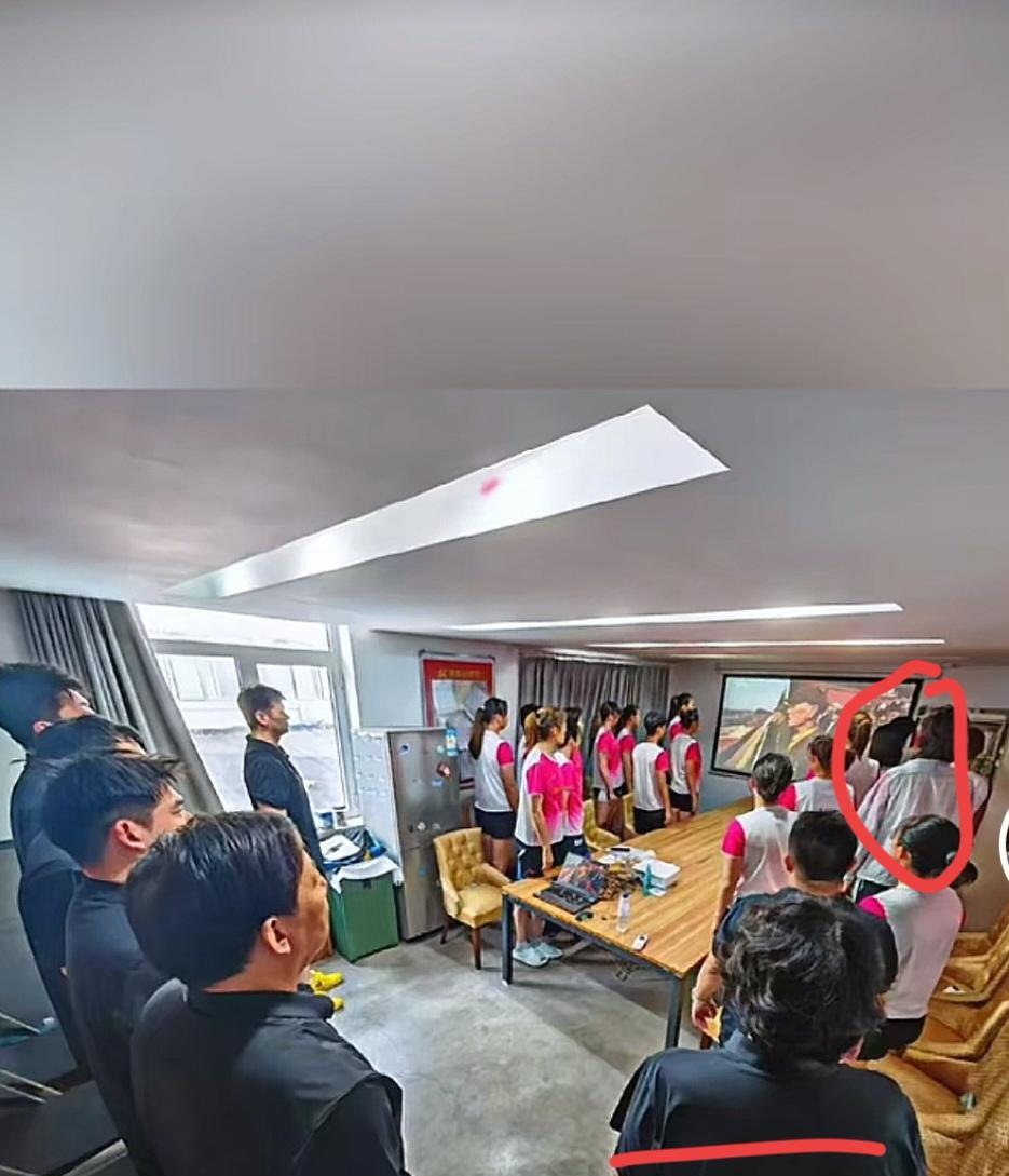 天津女排集体观看阅兵式，图一图二中画圈标注的分别为袁心玥和姚迪，另据消息称，参加