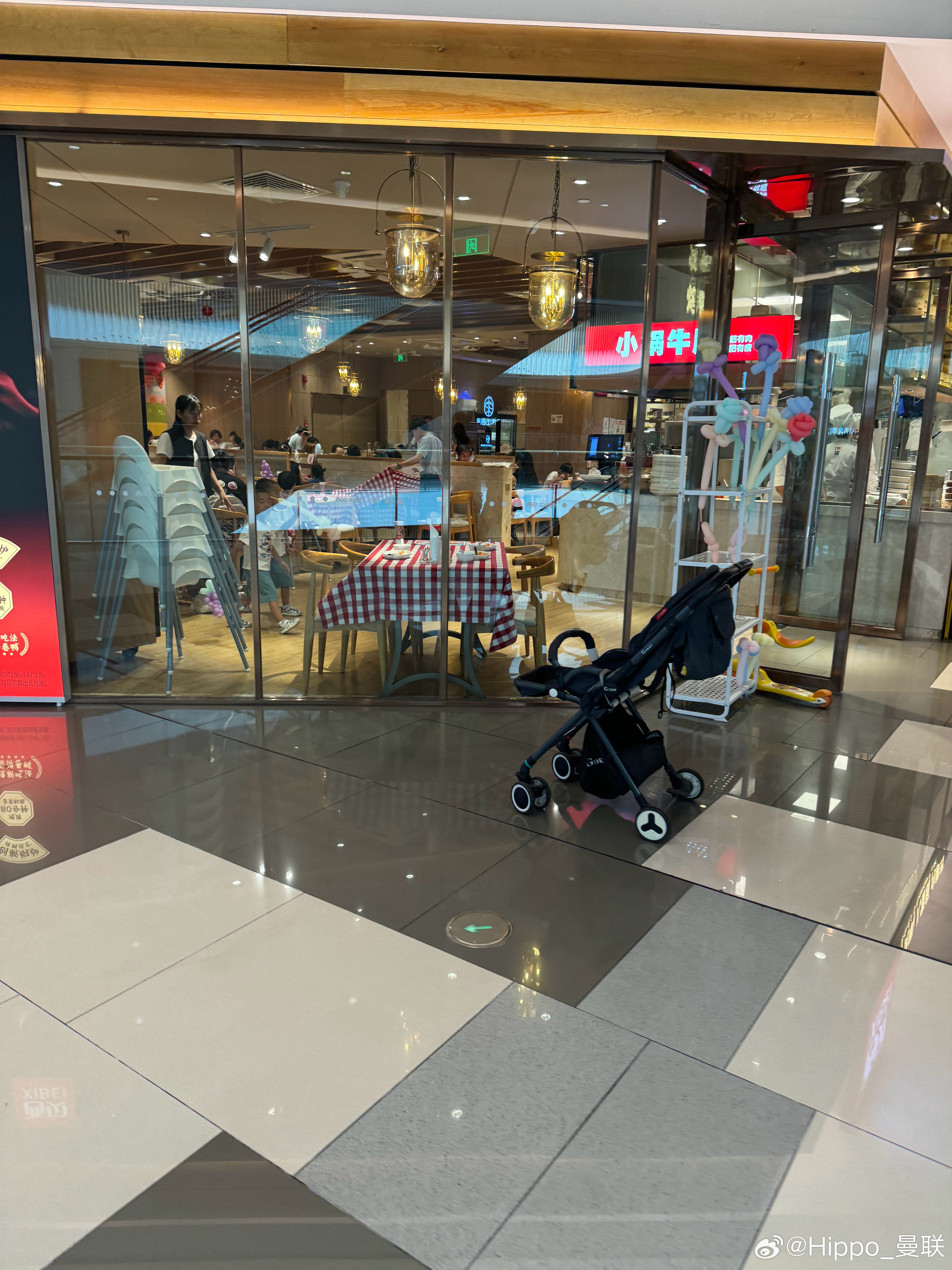 中午1:45的西北，起码还有一半桌子有人在吃饭，大多数是带小孩子的。我就想说一个