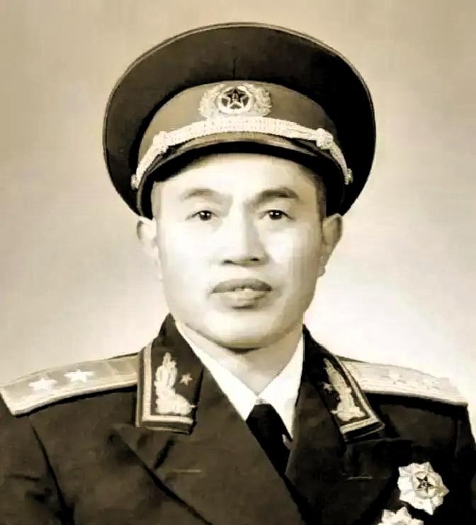 1940年，皮定均看上了女干部张烽，就让县长去说媒，张烽听说了县长的来意后，拒绝