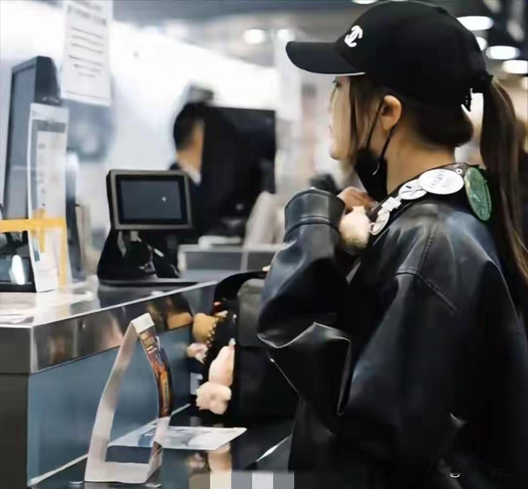 全运会后，陈梦在机场被偶遇，因为穿吊被喷了！大梦穿着小皮衣，露肚脐吊带，