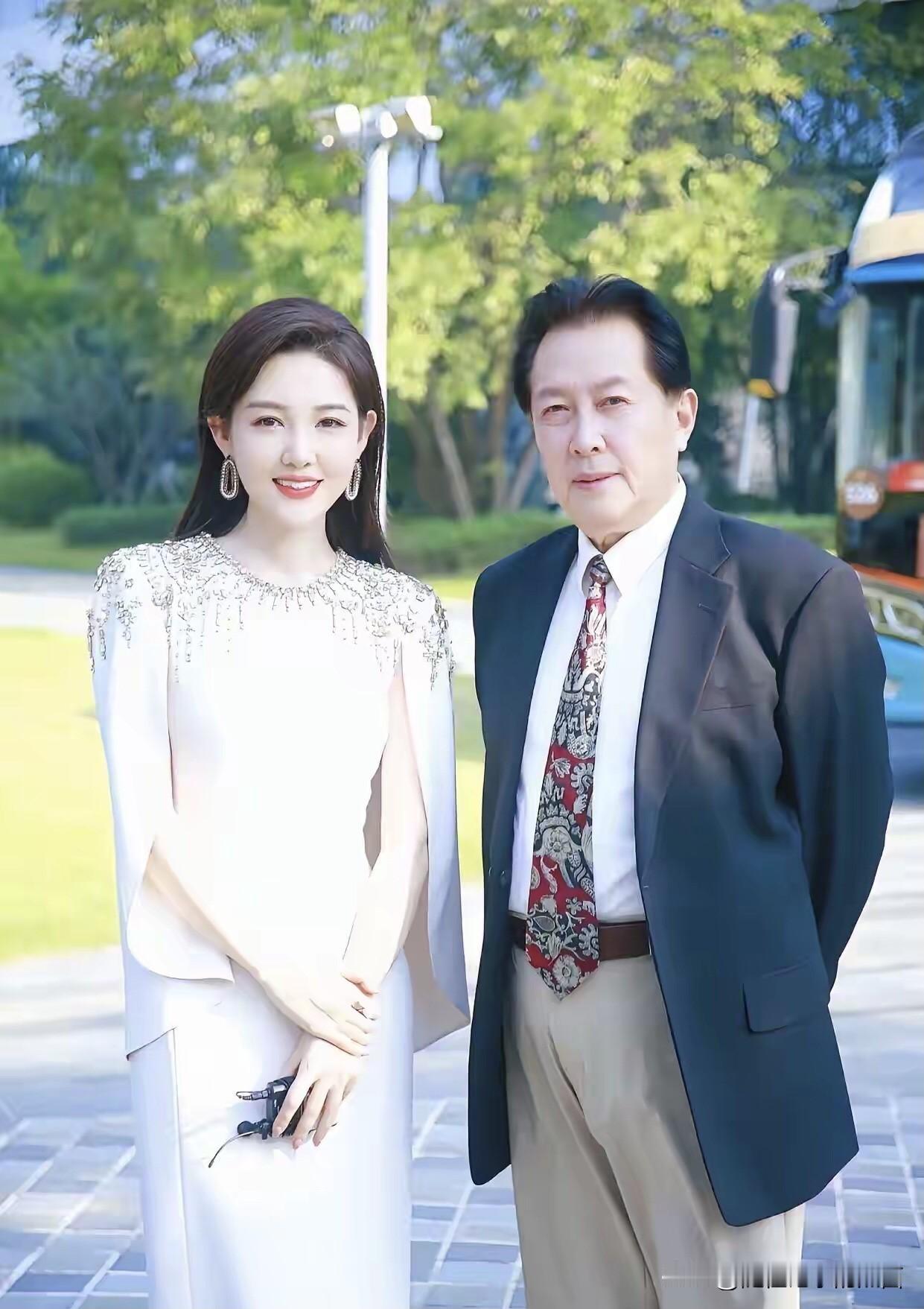 发现了没，老戏骨唐国强老了之后风格跟以前几乎没有什么变化，他们那个年代的人喜欢把