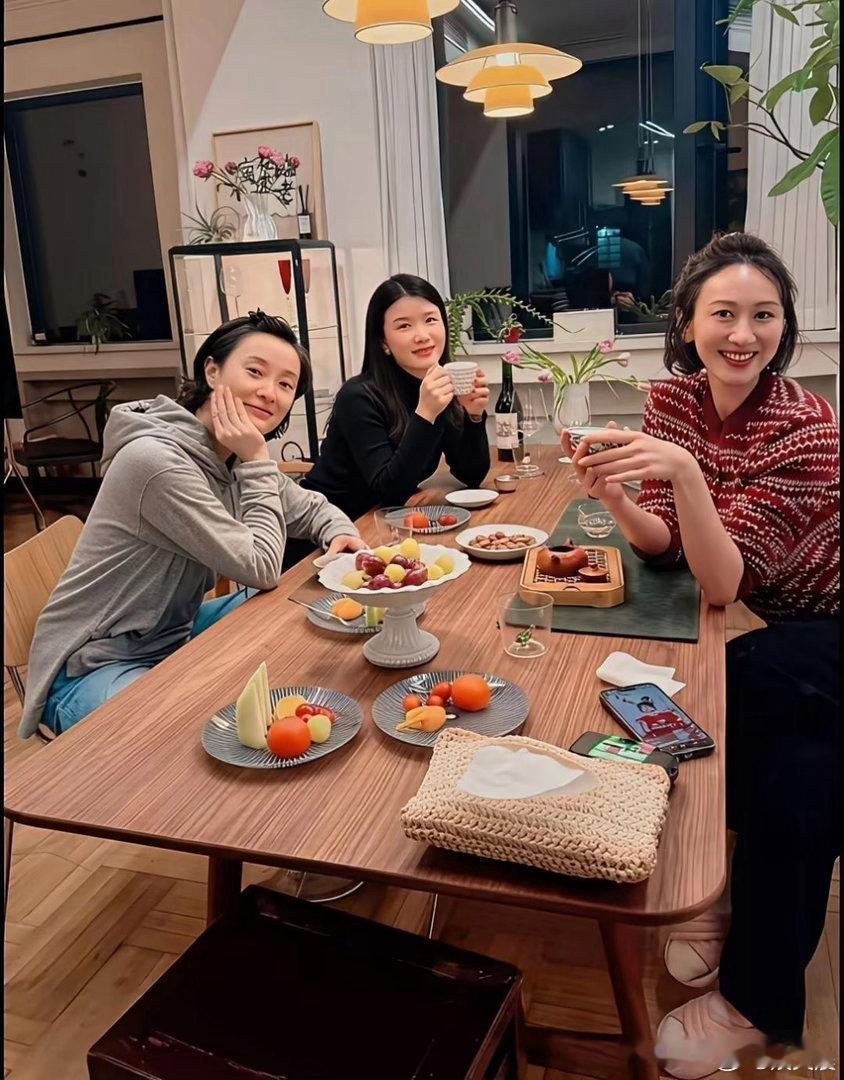 吴越私下聚会的照片，能感受到她松弛的状态，日子过得恬淡又自在。​​​