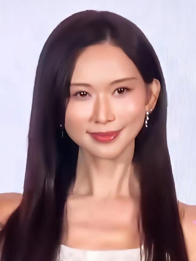 依我看志玲姐姐一定也整容了，51岁的林志玲近照流出，身材保持的不错，比原来稍微