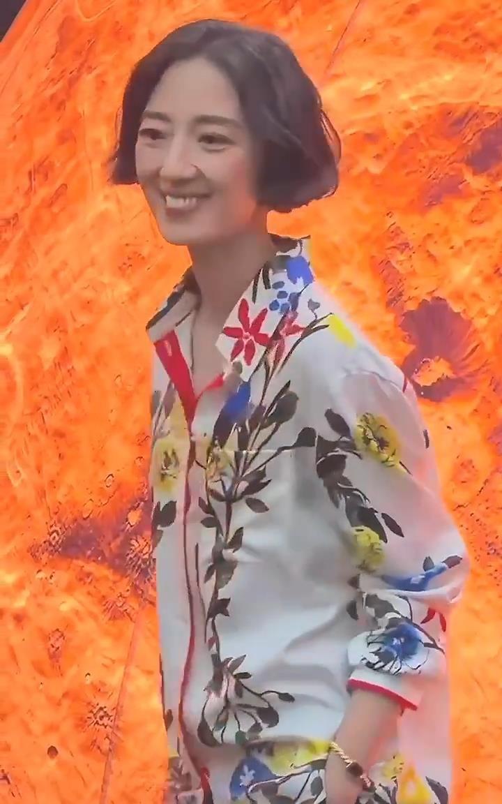 41岁桂纶镁看上去像老太太，穿着老土，瘦的吓人！41岁桂纶镁现身巴黎时装周，一