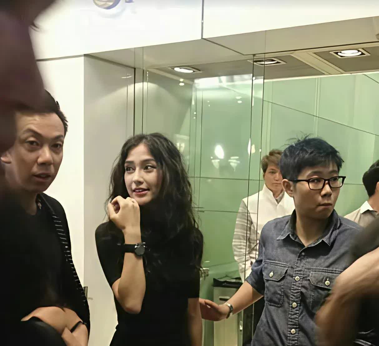 黄晓明后悔了吧！当初，2015年，花了两个亿举办婚礼，弄得天下尽知，杨颖