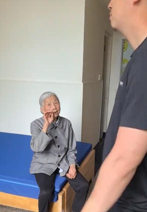 “被3万网友骂醒的一家人”！浙江，男子送91岁外婆去敬老院，外婆看似淡定