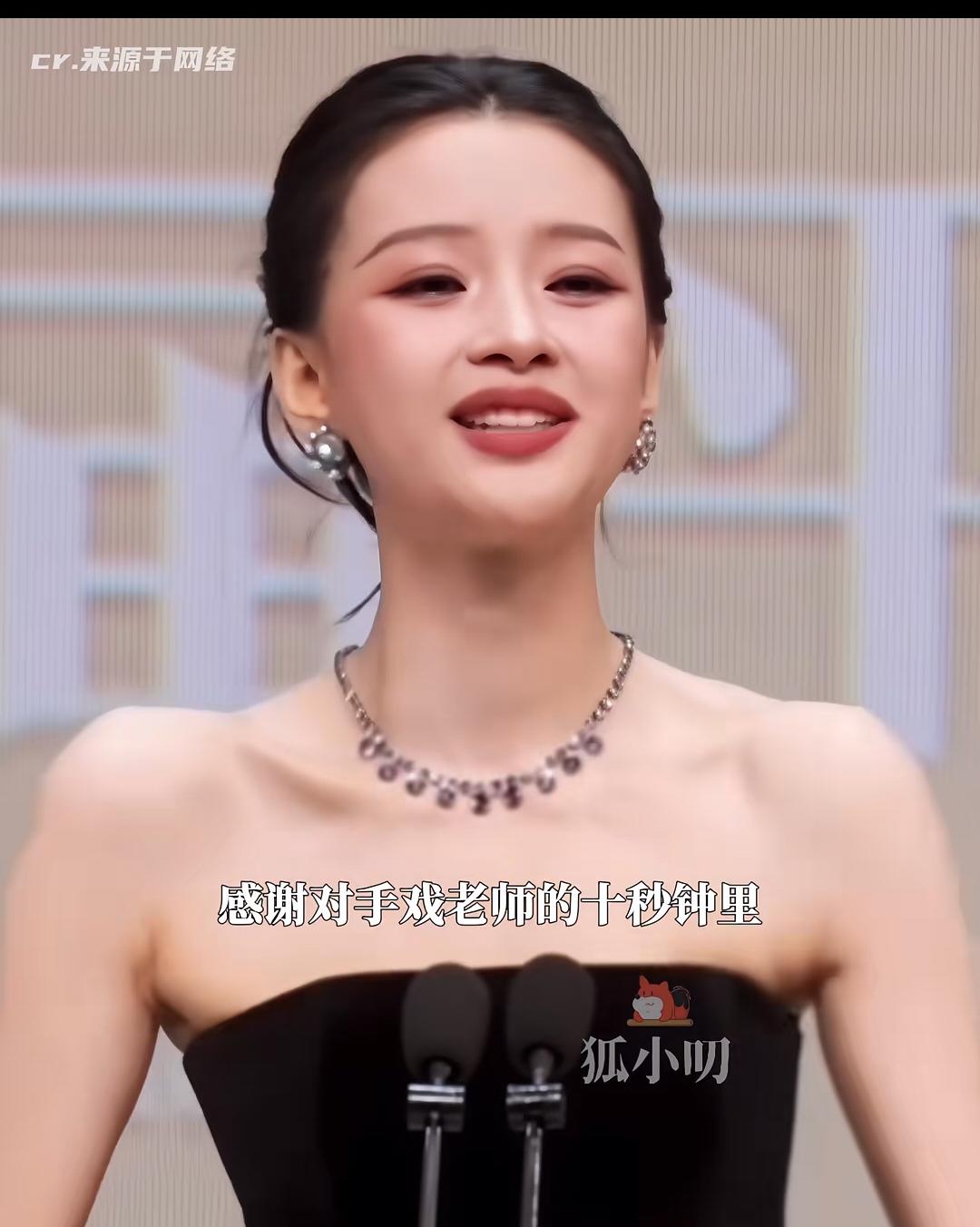 我觉得外形董子健高攀了，他妈妈还看不上女方，说女方高攀！女方外形比董子健好多了