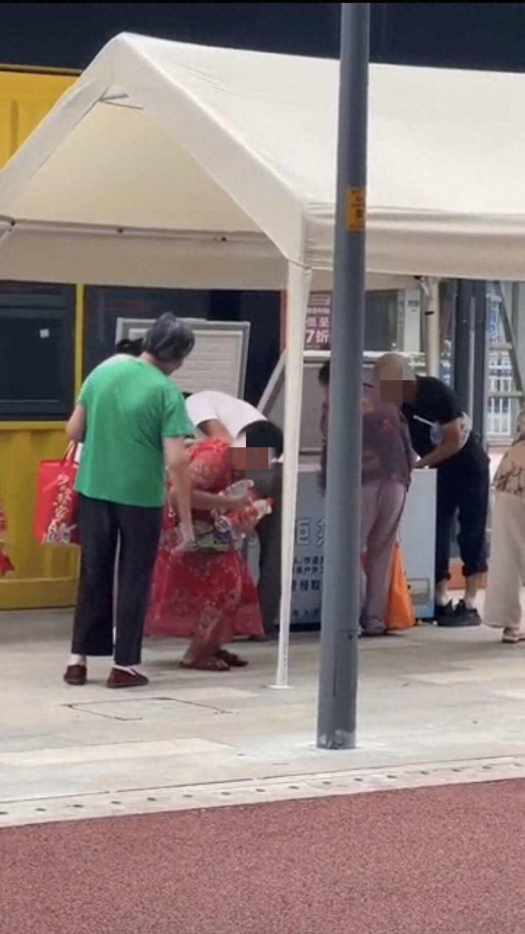“活不起了？”2025年8月，重庆，街头一处“爱心冰柜”内的矿泉水、可乐等饮料被