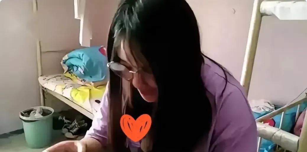 张雪峰直播时说过一个电力专科学校的宿舍，里面有6个女孩，毕业时只有1个女孩出去找