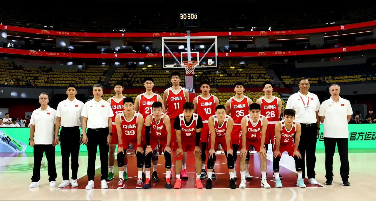 中国男篮14人大名单出炉：内线仅两人！据中国篮球之队消息，2025男篮亚洲杯中