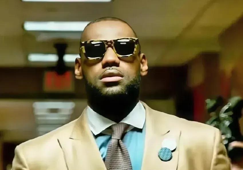 《联盟催老詹退役？这波操作比詹皇战斧扣篮还秀！》家人们，最近NBA圈炸锅了——