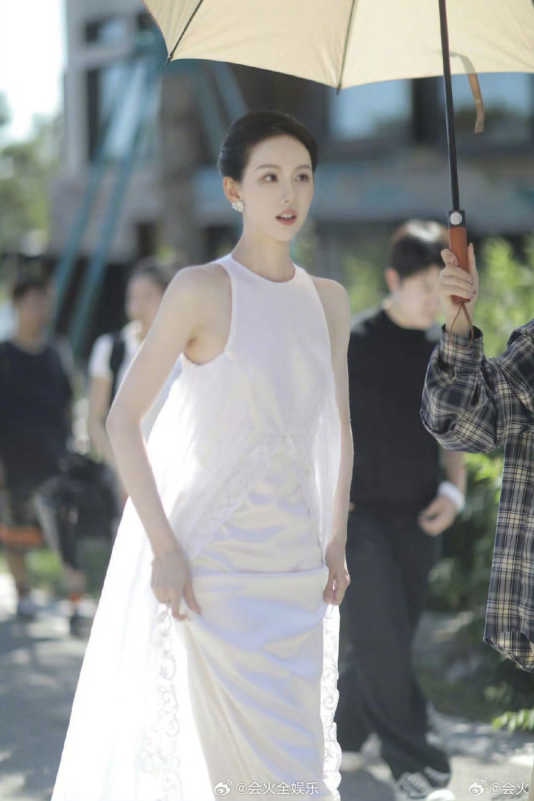 女神来了陈都灵纯白无袖礼裙​​​
