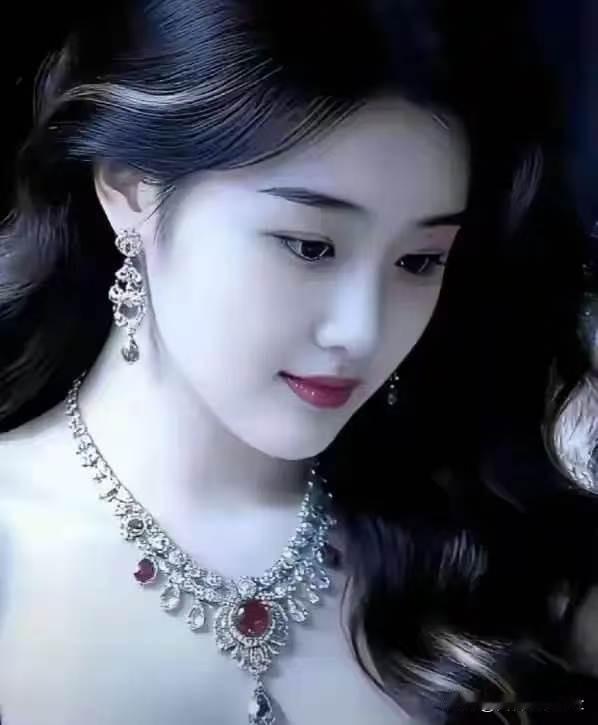 如梦令·灯下凝眸鬓影微垂如墨，珠翠交辉明灭。低首理云鬟，一抹胭脂凝雪