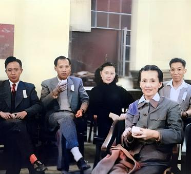 这是1950年林徽因与清华大学建筑系部分师生在一起。林徽因属于天才中的天才。她本