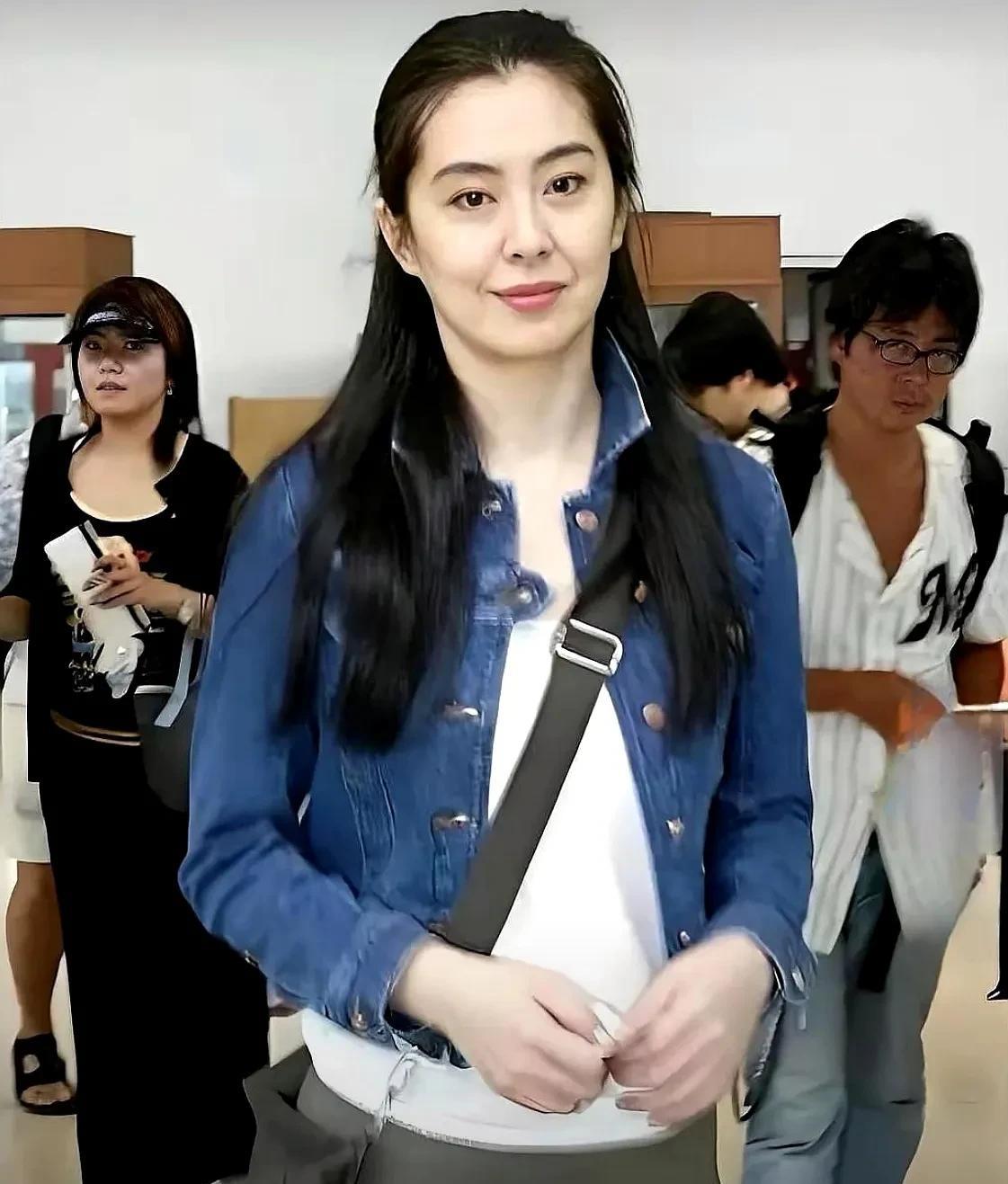 前些天有网友拍到58岁的王祖贤在上海机场露面，即使没有浓妆华服和舞台灯光的加持，