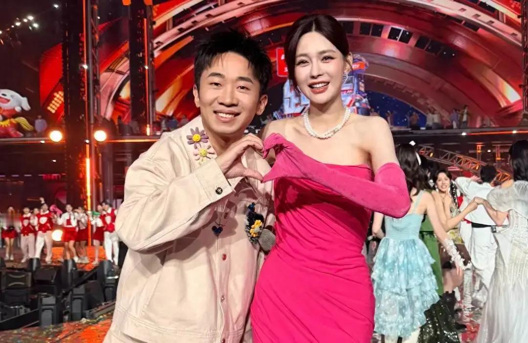 跨年后台20秒视频炸锅杨迪一把抢走沈梦辰的暖宝宝，沈梦辰回手拍他脑门。弹幕