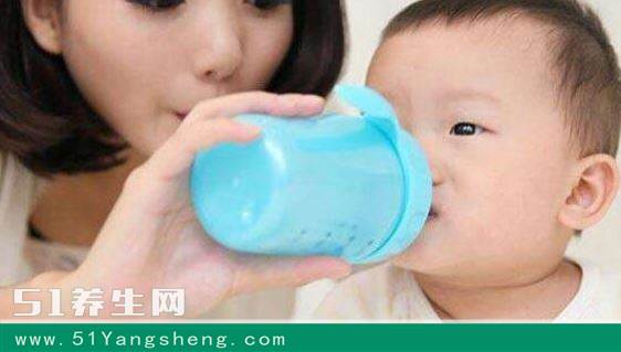 家长太无知: 一杯水害了一个孩子, 别再逼孩子喝水了!