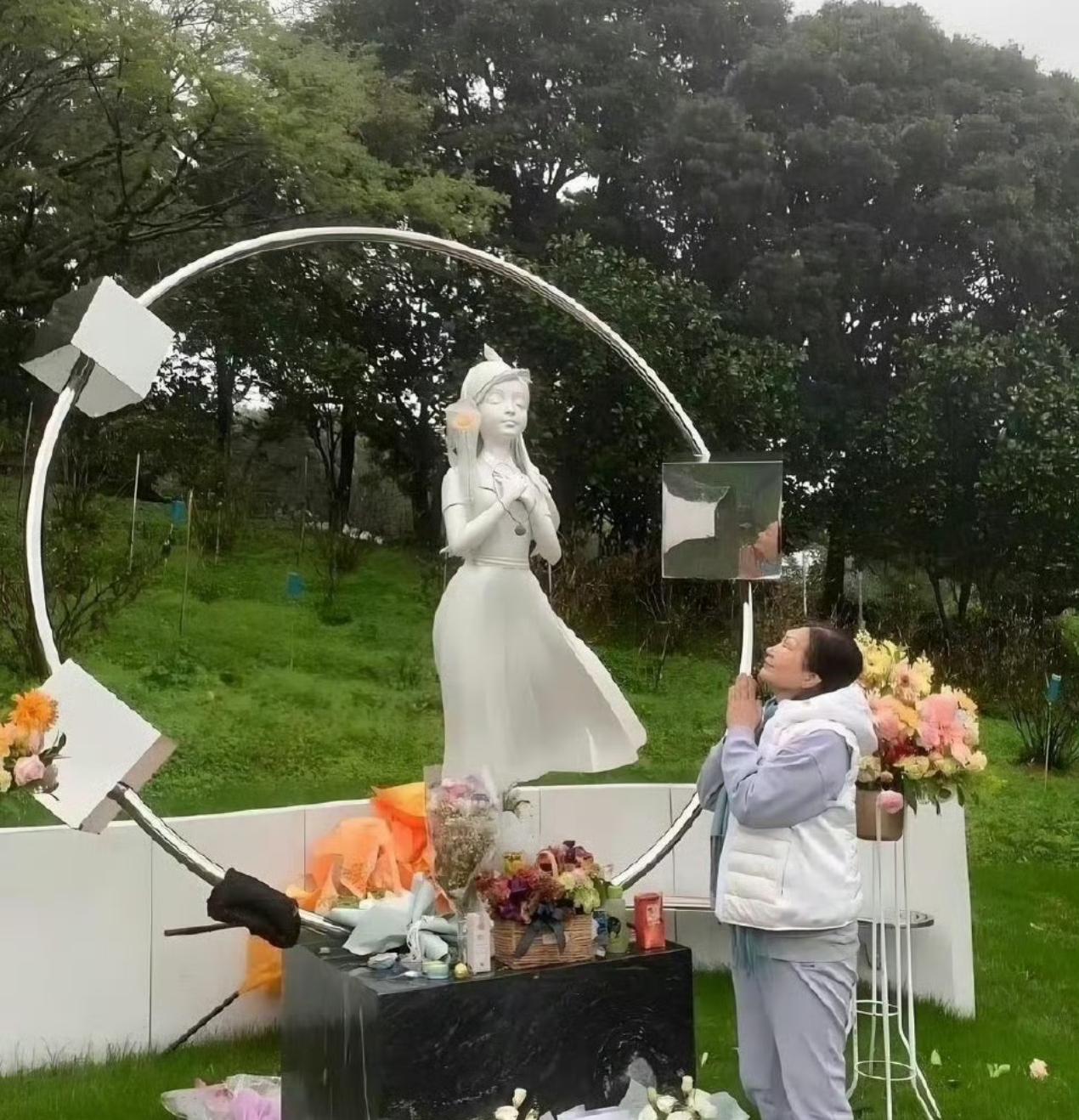 网友们改的图二大S雕像太美了吧，这才是她最美的样子。你们觉得呢？​​​